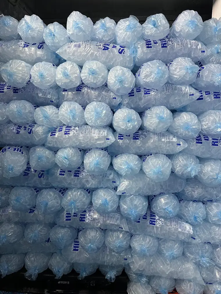 Estiba de bolsas de hielo purificado de Hielos de la Riviera, con el logotipo impreso en cada bolsa.