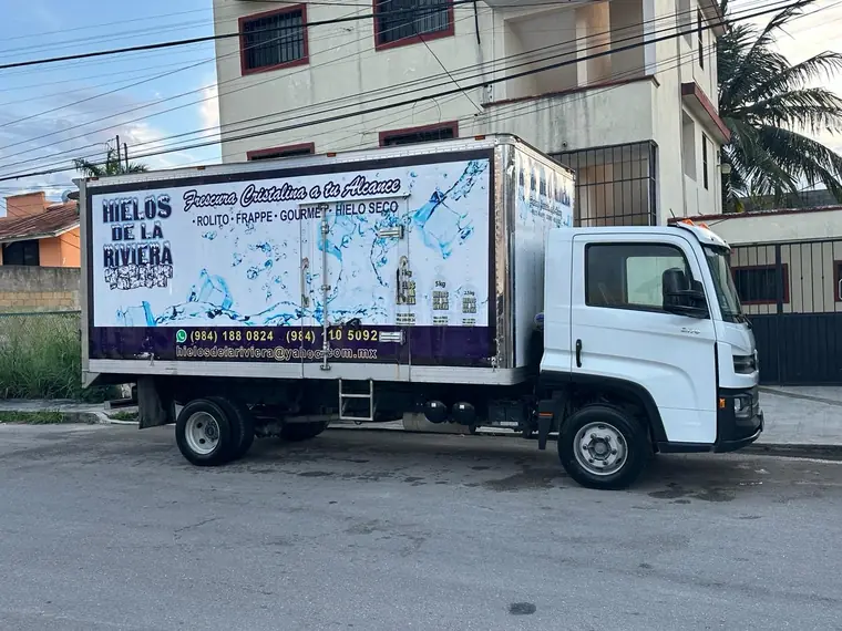 Unidad de transporte refrigerado de Hielos de la Riviera.